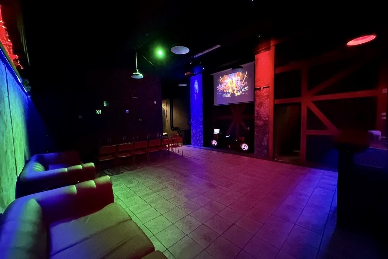 Арендовать Лофт-клуб с большим танцполом. Разноцветное освещение. Танцпол. Диваны. Большой экран