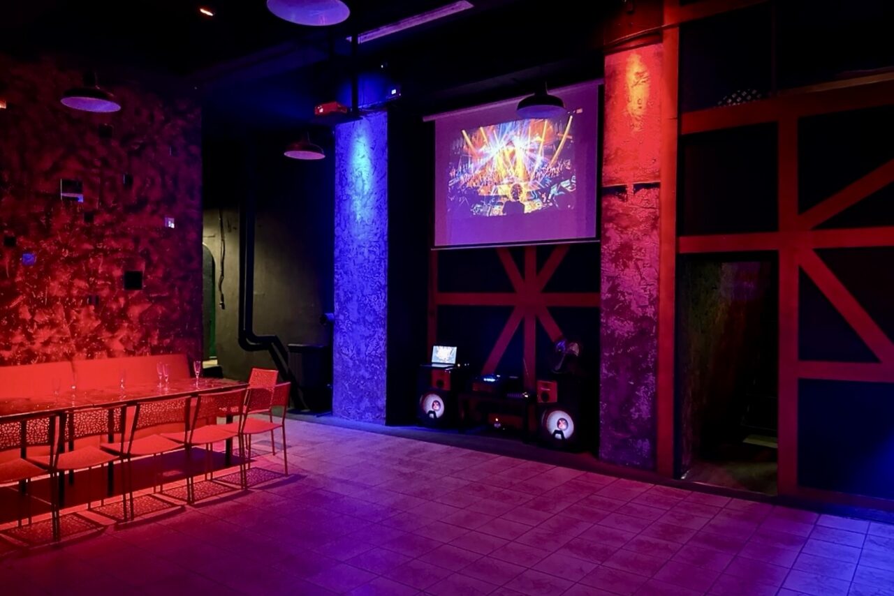 Арендовать Лофт-клуб с большим танцполом. Танцпол. Большой экран. Стол со стульями