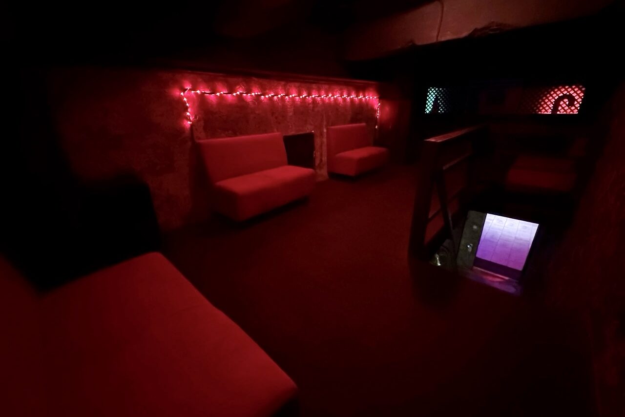 Арендовать Лофт-клуб с большим танцполом. Второй этаж лофта. Неоновая лиловая подсветка. Диванчики