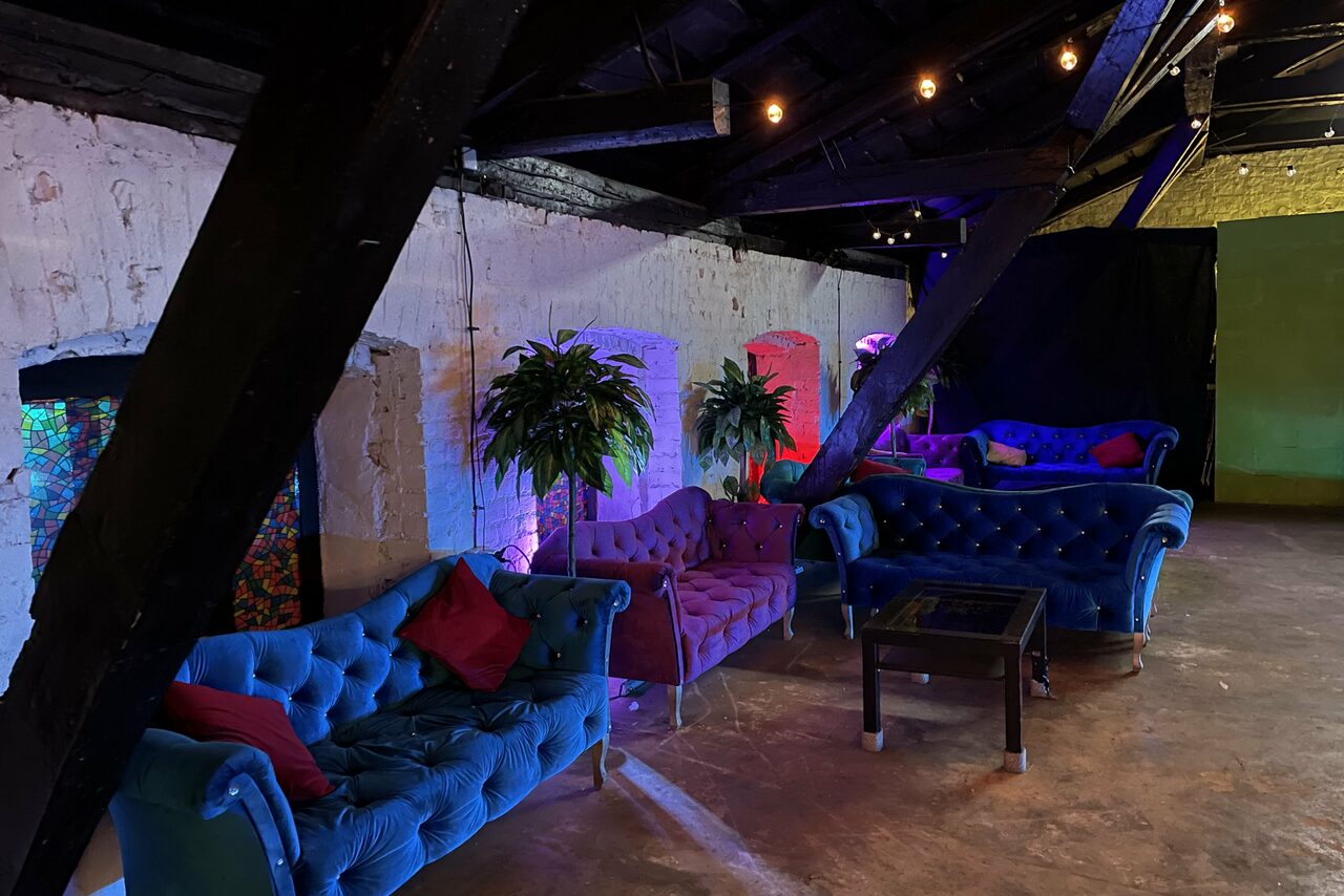 Арендовать Лофт  с отдельным входом и тонированными окнами