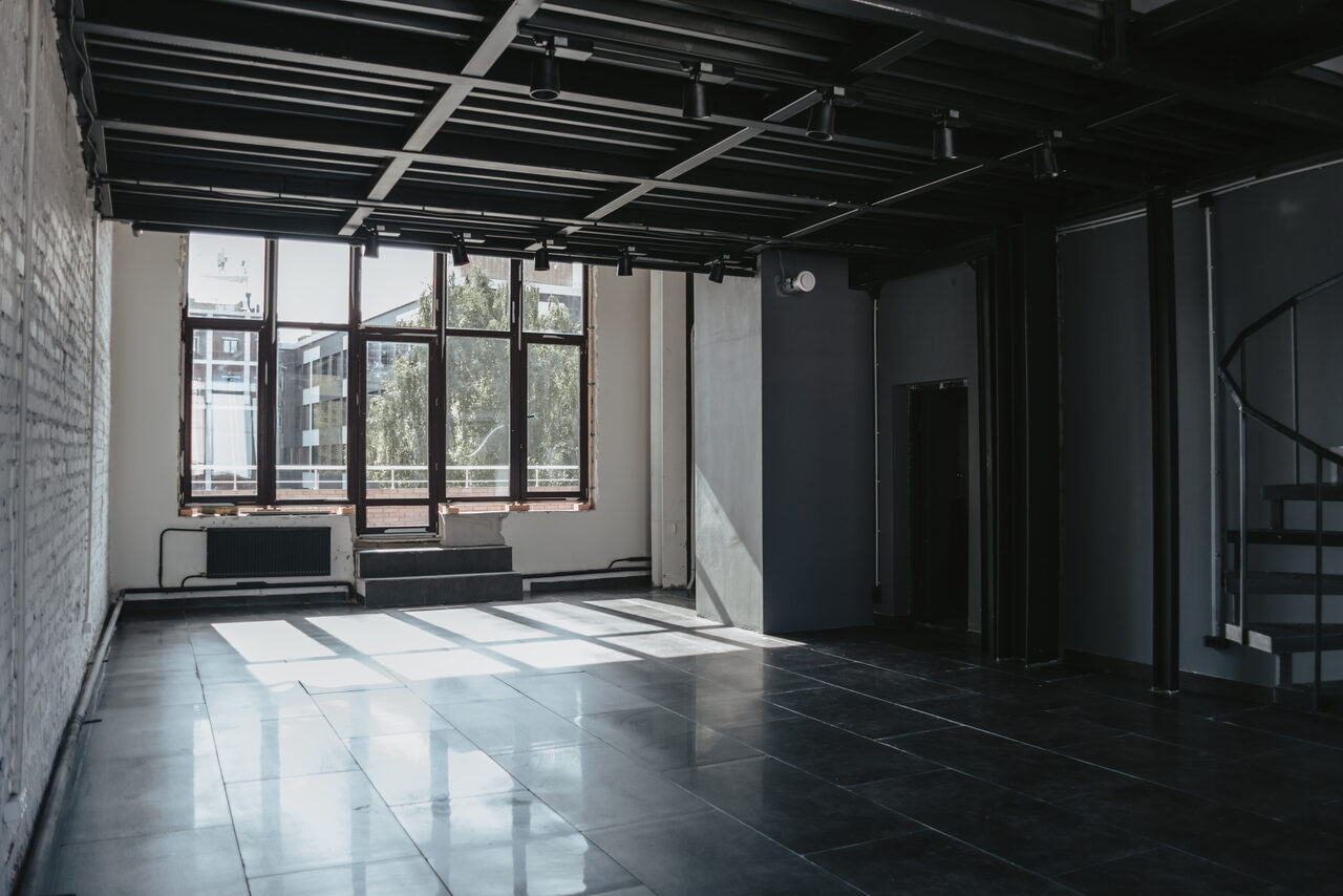 Арендовать Светлый лофт с высокими потолками