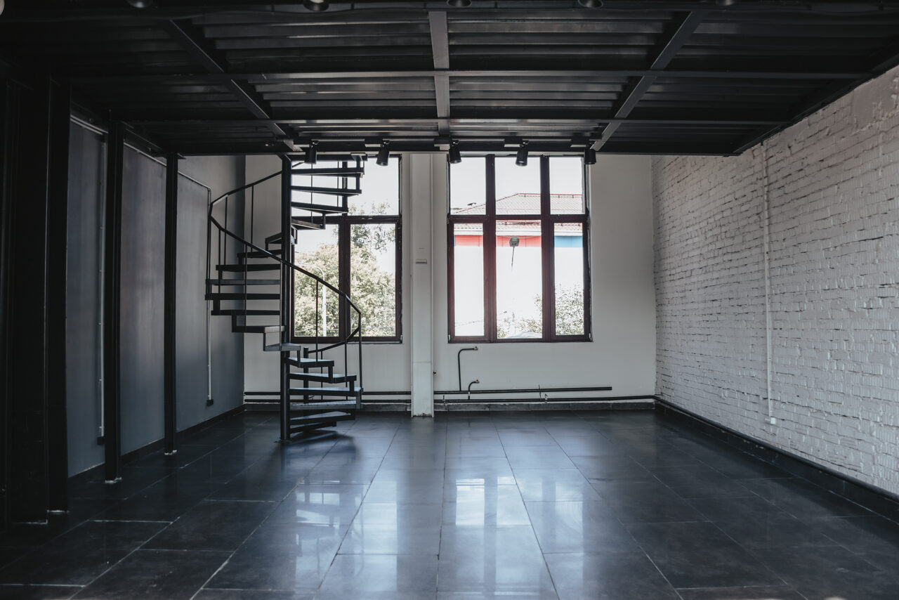 Арендовать Светлый лофт с высокими потолками