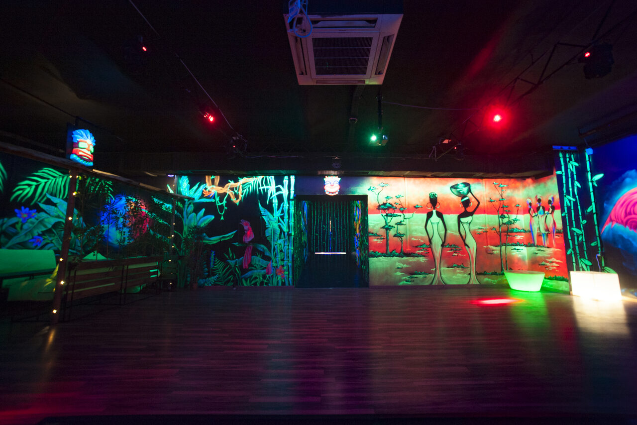 Арендовать Лаунж-бар в тропическом стиле