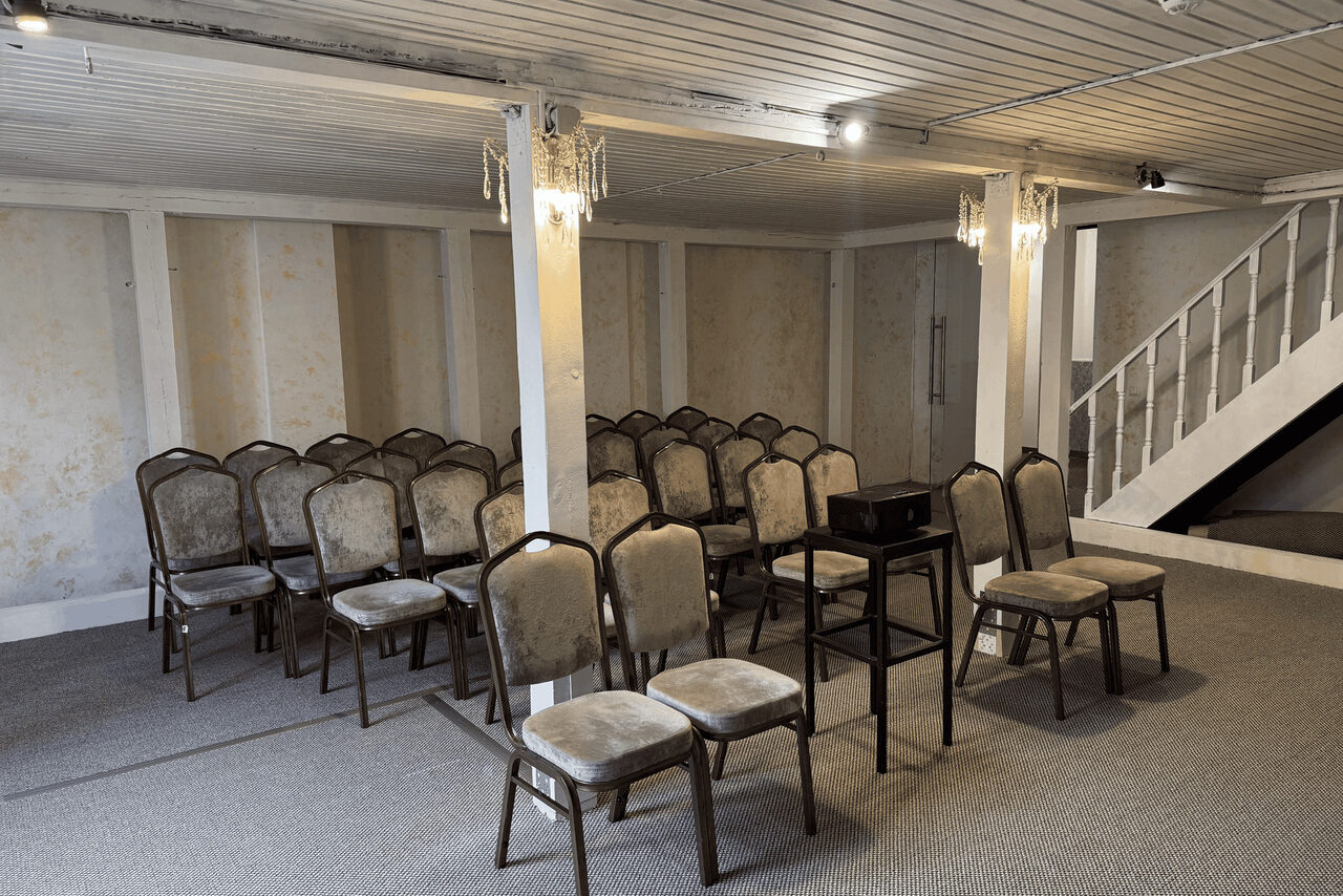 Арендовать Двухэтажный зал в светлых тонах