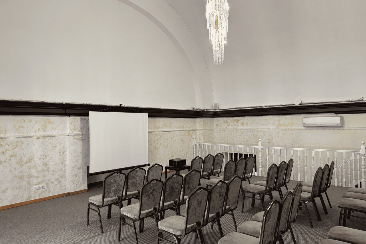 Арендовать Двухэтажный зал в светлых тонах