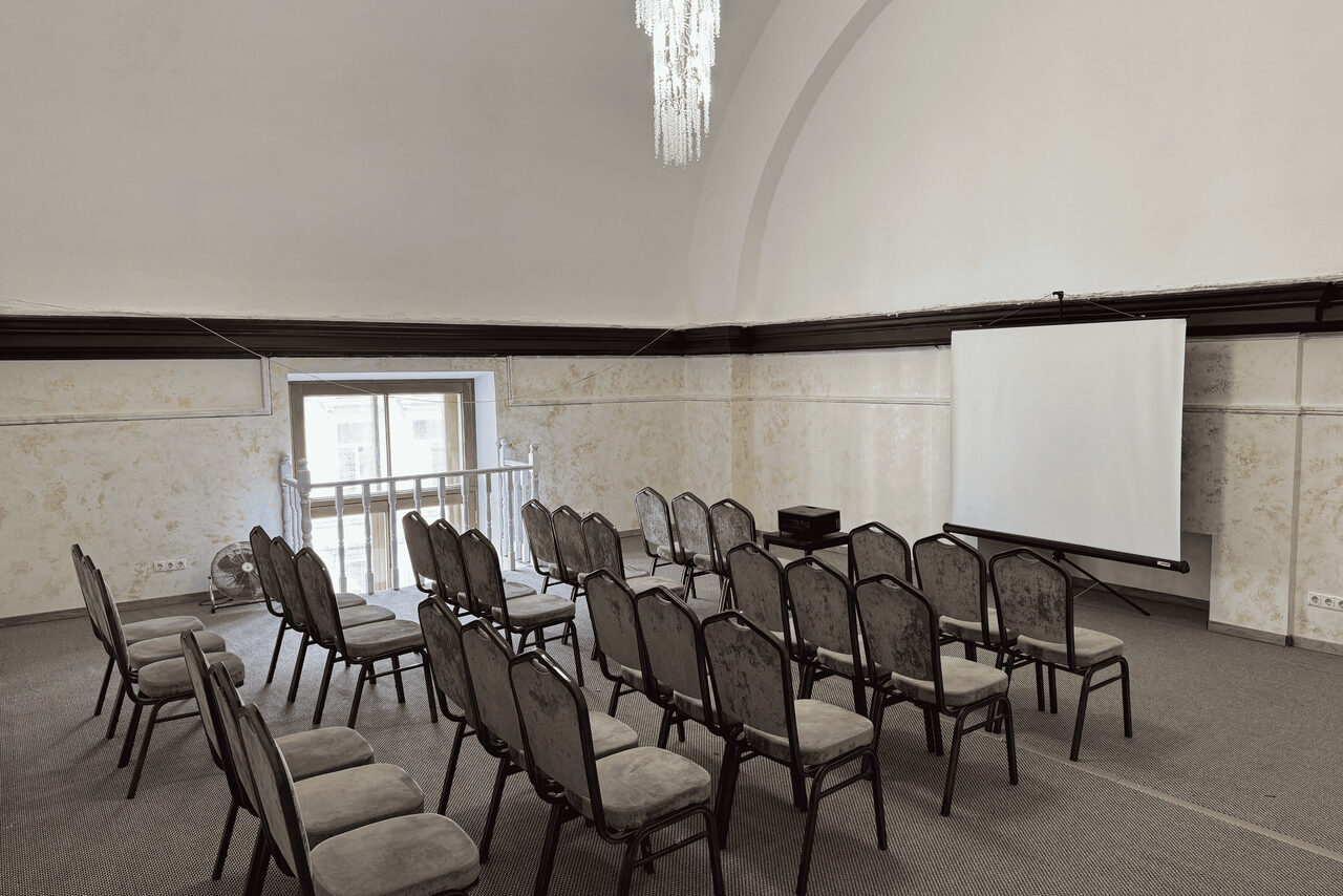 Арендовать Двухэтажный зал в светлых тонах