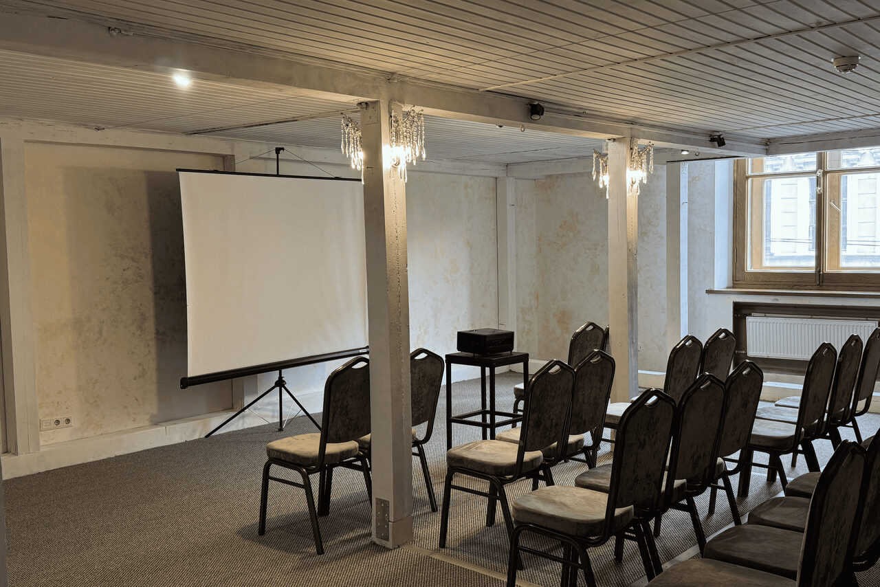 Арендовать Двухэтажный зал в светлых тонах