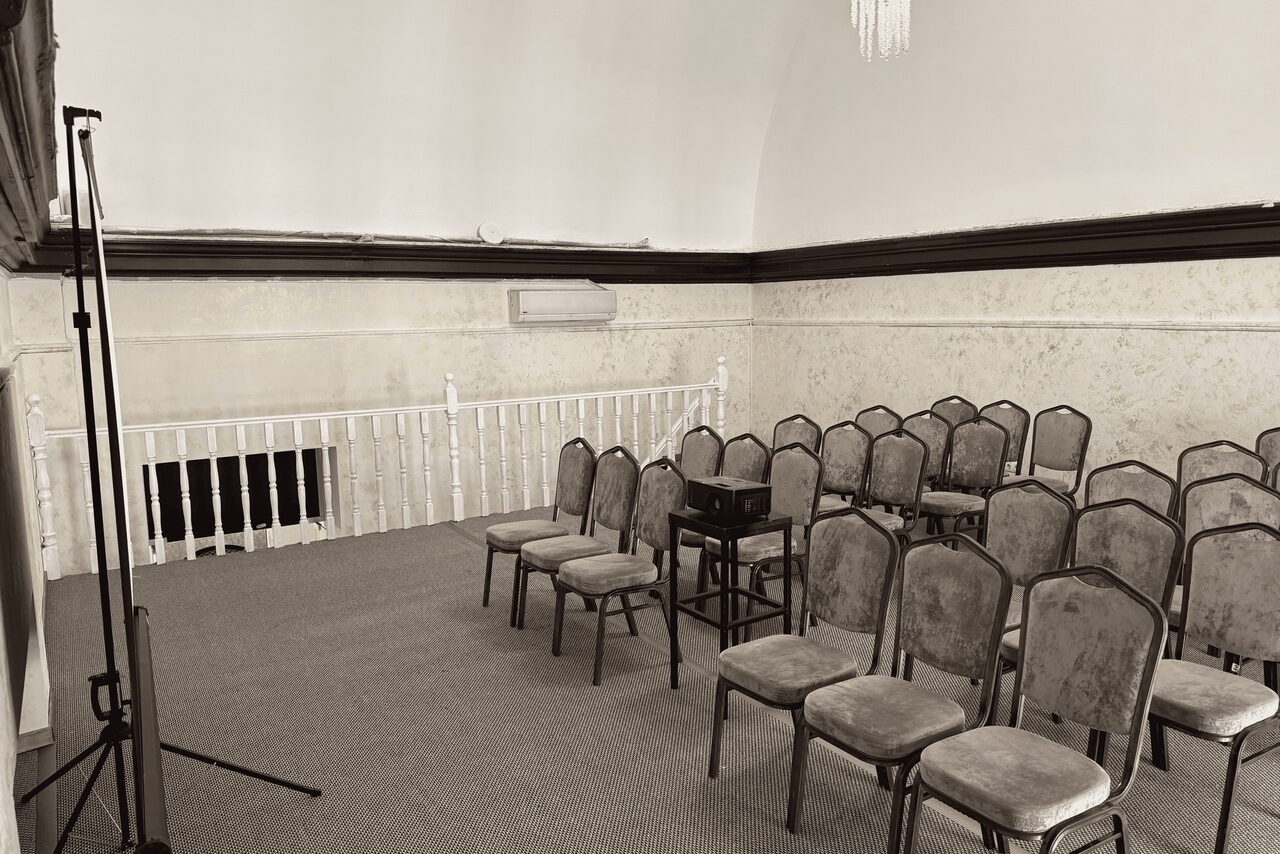 Арендовать Двухэтажный зал в светлых тонах