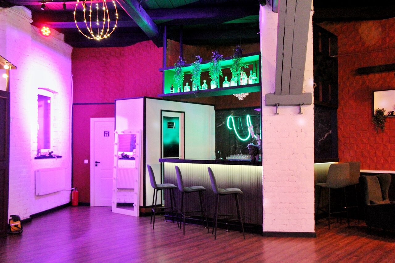 Арендовать Уютный лофт со сценой и барной стойкой