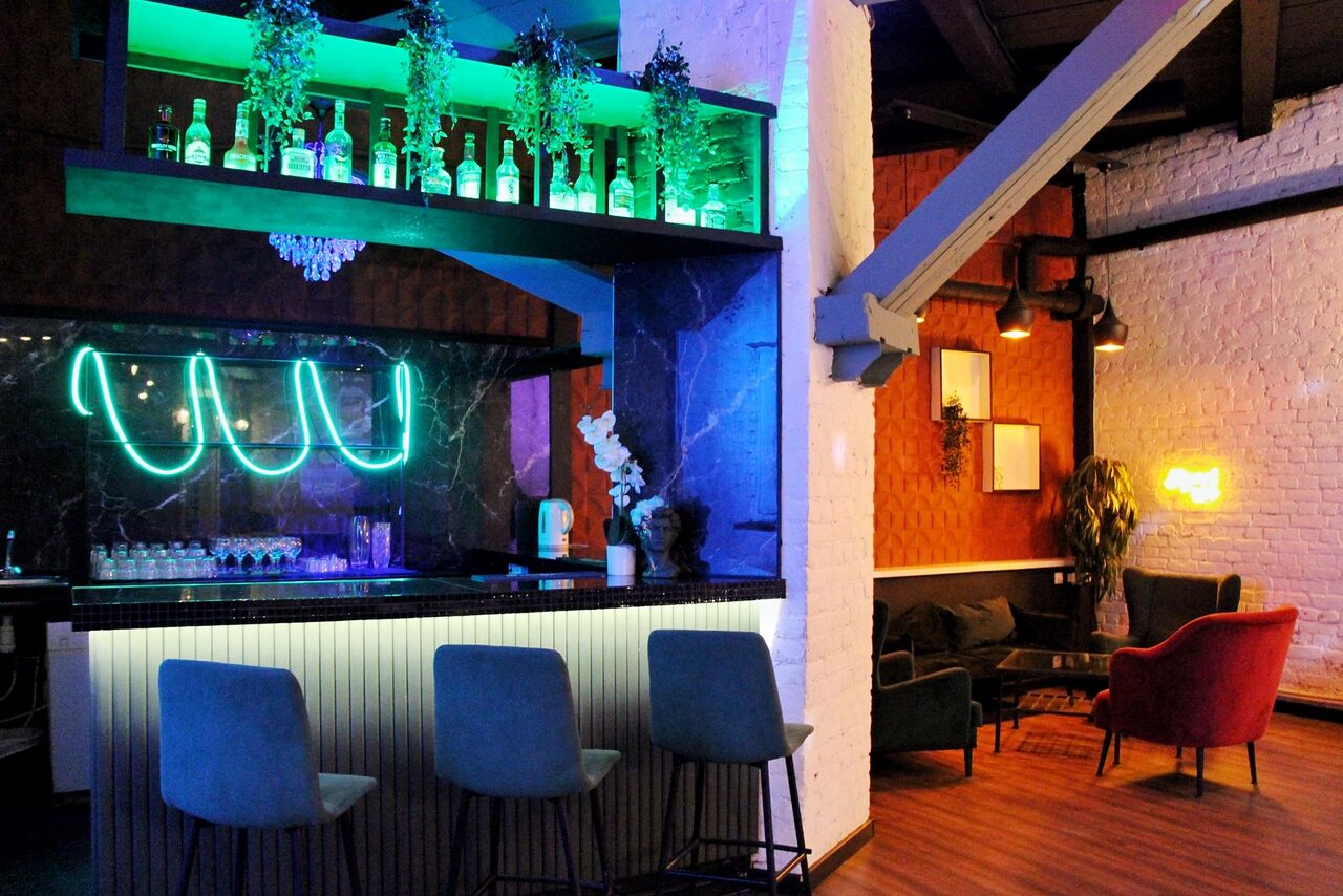 Арендовать Уютный лофт со сценой и барной стойкой