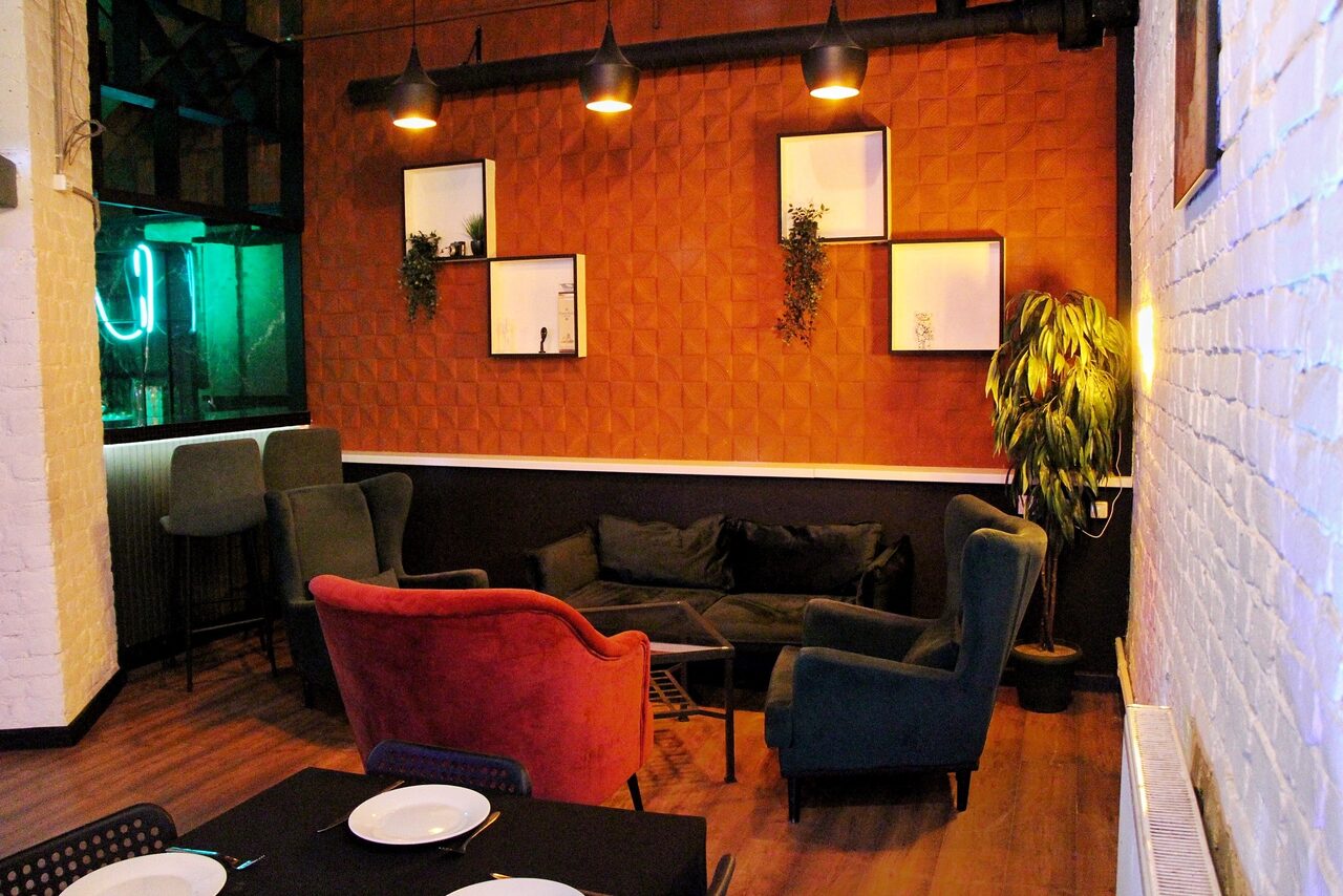 Арендовать Уютный лофт со сценой и барной стойкой