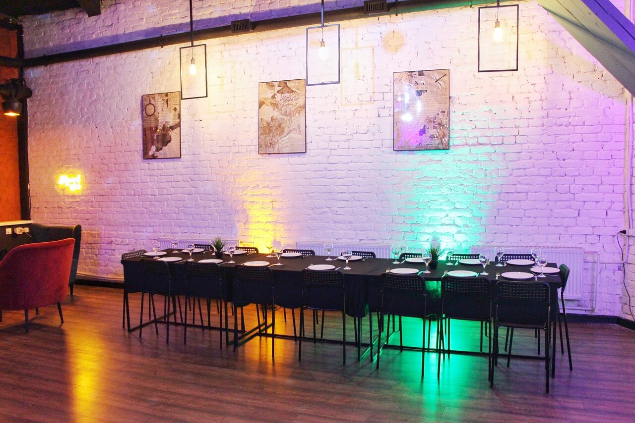 Арендовать Уютный лофт со сценой и барной стойкой