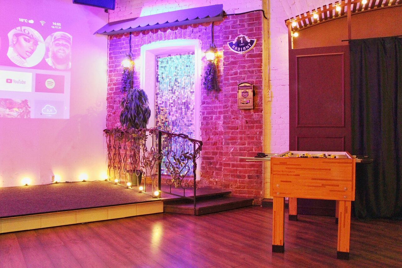 Арендовать Уютный лофт со сценой и барной стойкой