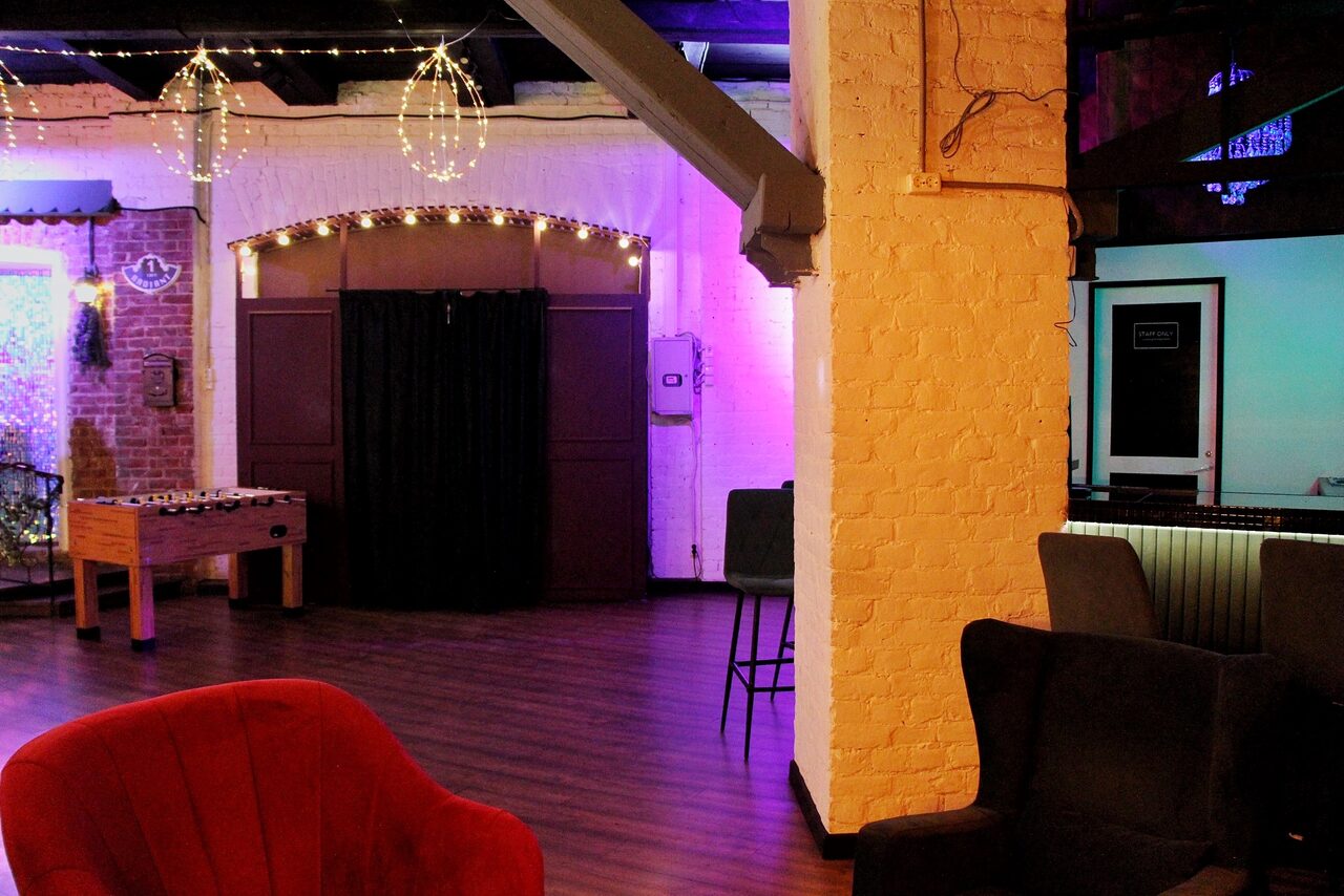 Арендовать Уютный лофт со сценой и барной стойкой