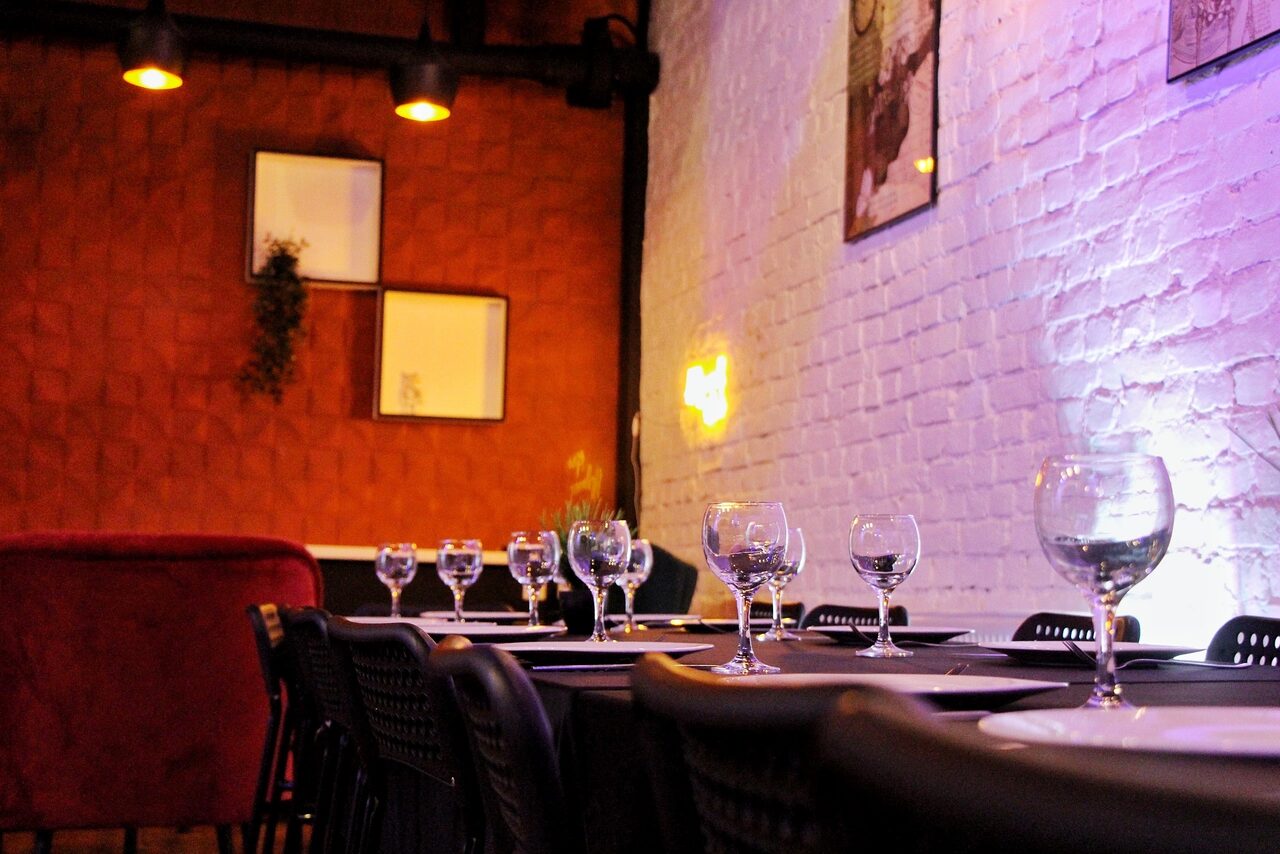 Арендовать Уютный лофт со сценой и барной стойкой