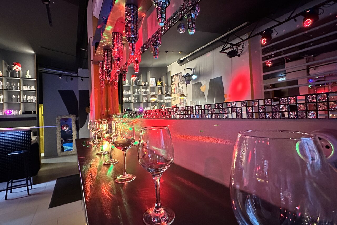 Арендовать Музыкальный лофт на Тульской. Барная стойка со стульями.