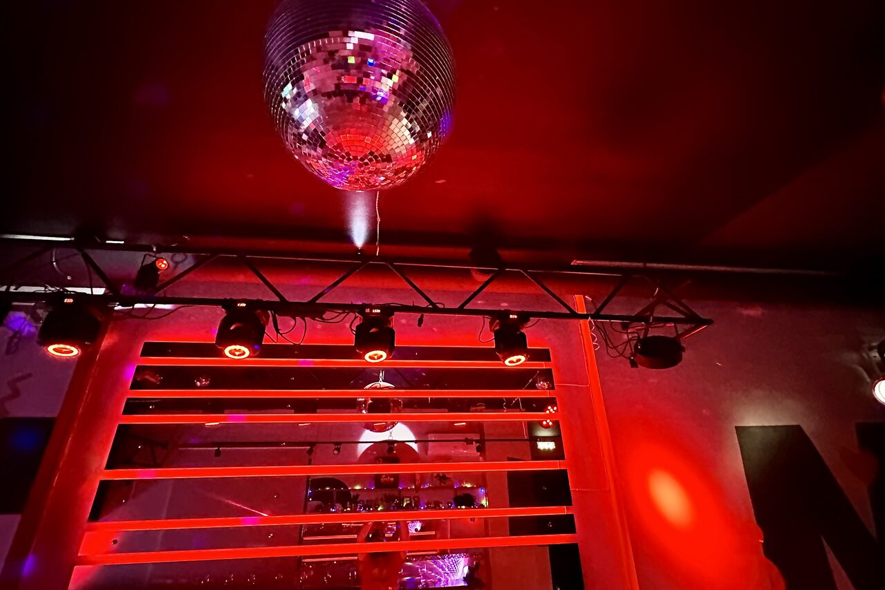 Арендовать Музыкальный лофт на Тульской. Акустический концерт, человек с гитарой вытсупает, слушатели сидят на диванах.