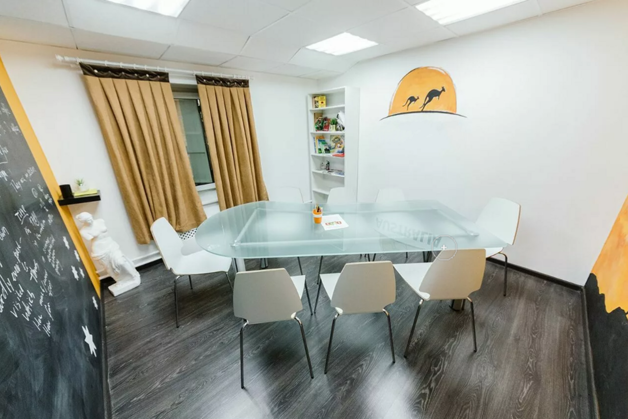 Арендовать Переговорная со стеклянным столом