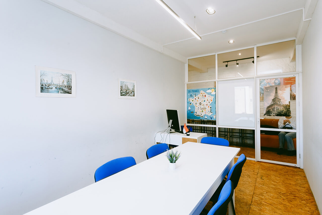 Арендовать Переговорная с круглым столом 