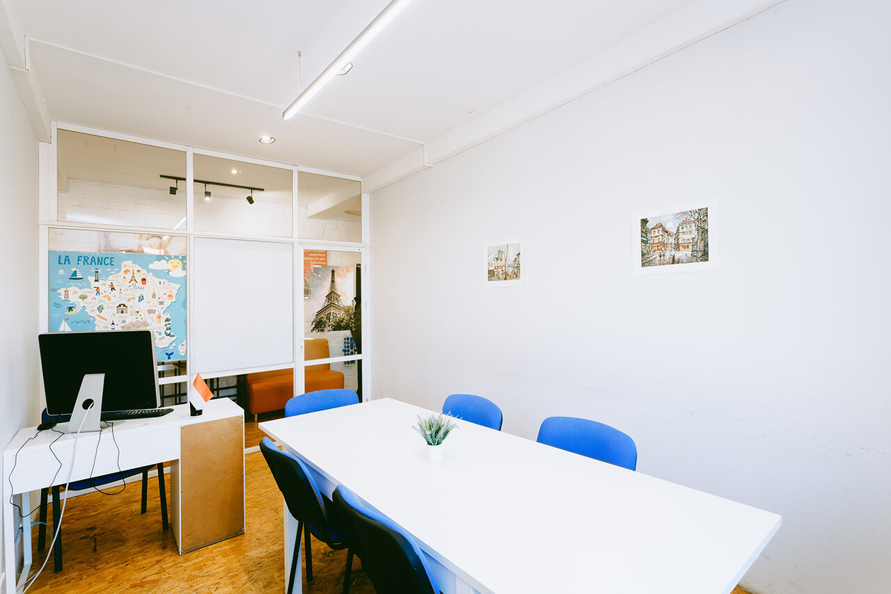 Арендовать Переговорная с круглым столом 