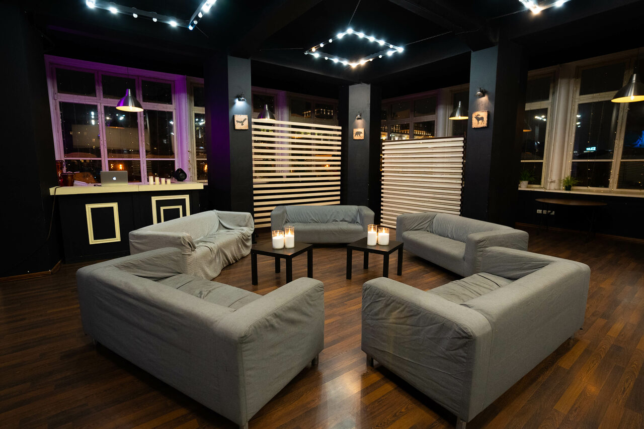 Арендовать Лофт с зеркальной стеной