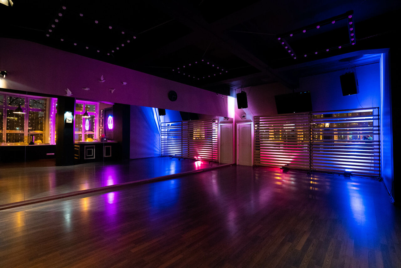 Арендовать Лофт с зеркальной стеной