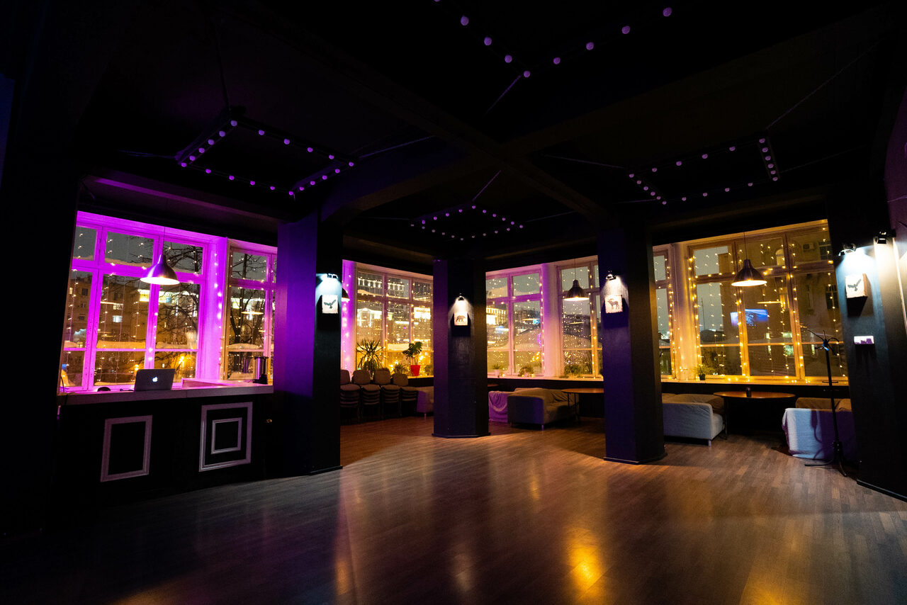 Арендовать Лофт с зеркальной стеной