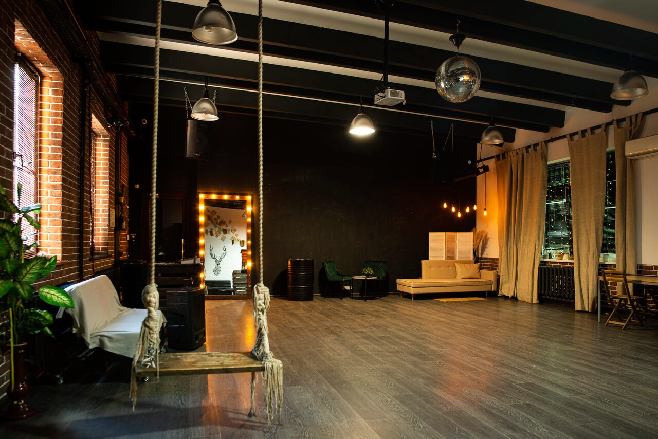 Арендовать Rii Lee Loft. Стилизованный лофт с качелями