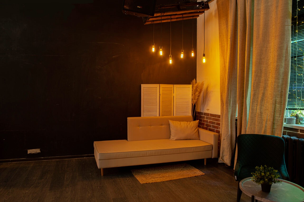 Арендовать Rii Lee Loft. Стилизованный лофт с качелями