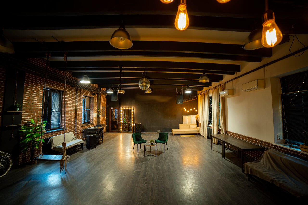 Арендовать Rii Lee Loft. Стилизованный лофт с качелями