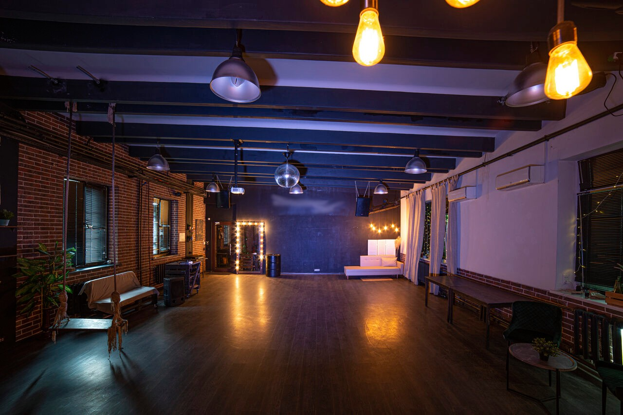 Арендовать Rii Lee Loft. Стилизованный лофт с качелями