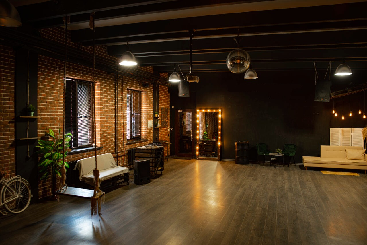 Арендовать Rii Lee Loft. Стилизованный лофт с качелями