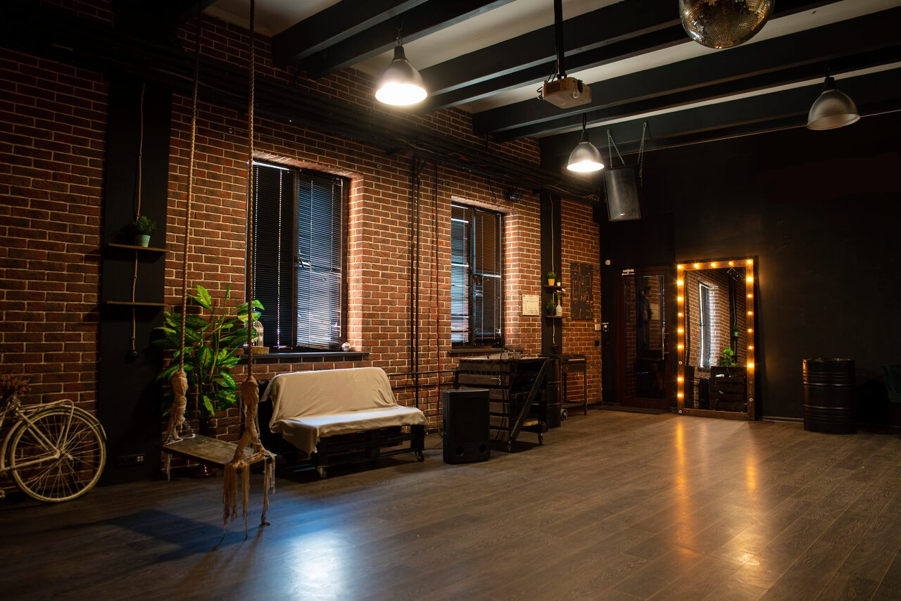 Арендовать Rii Lee Loft. Стилизованный лофт с качелями