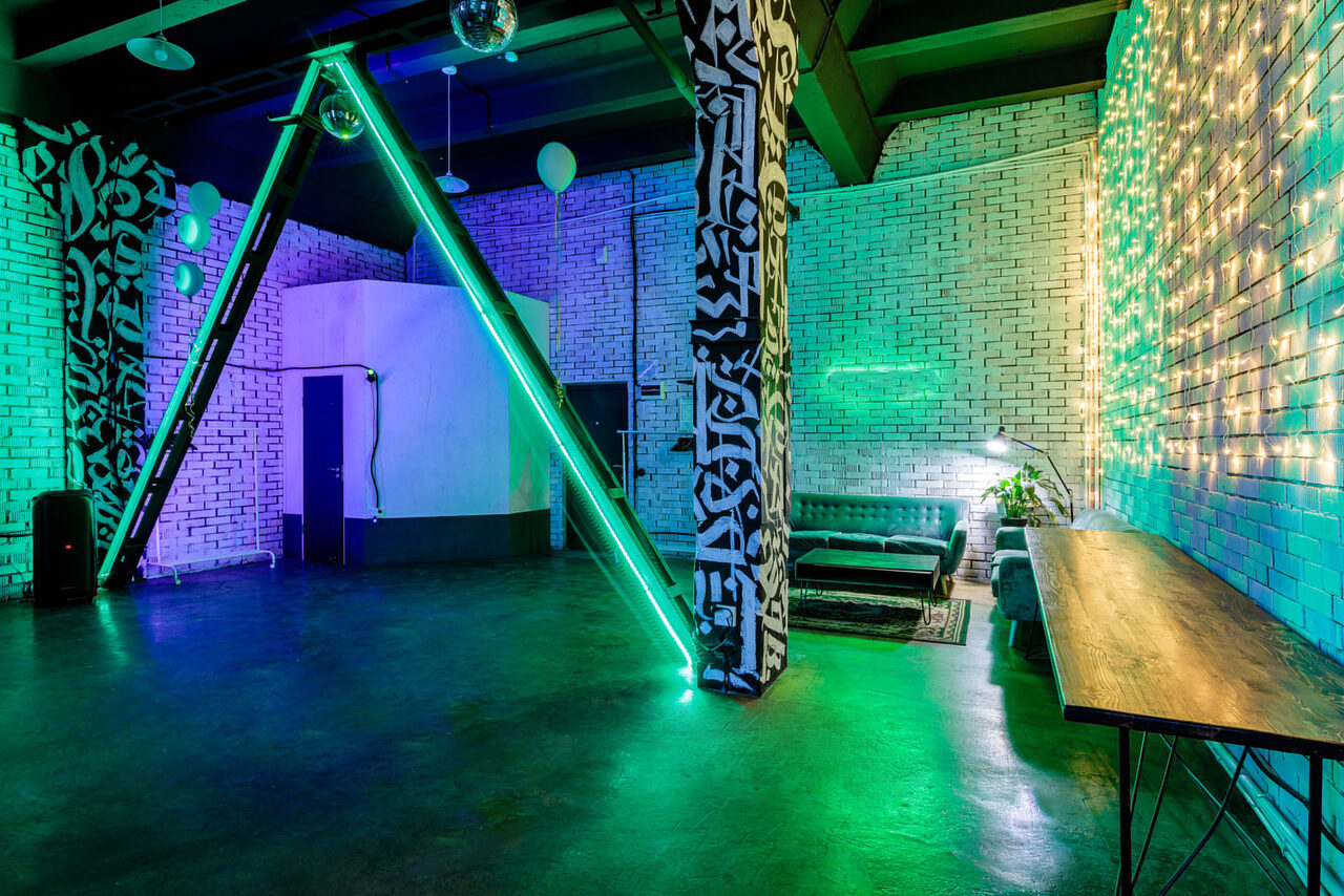 Арендовать Loft Space Просторный лофт из белого кирпича