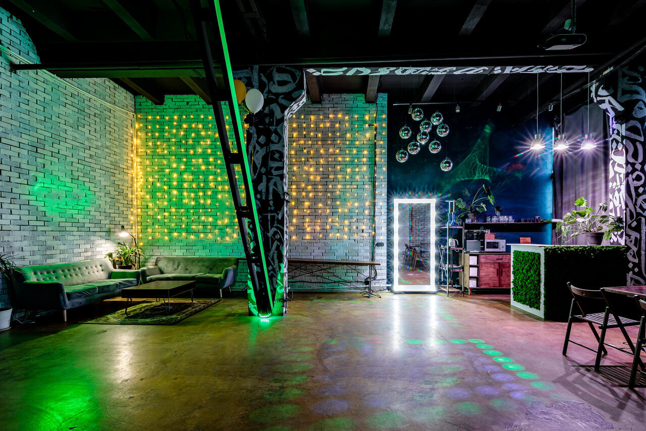 Арендовать Loft Space Просторный лофт из белого кирпича