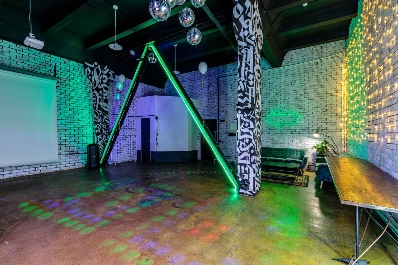 Арендовать Loft Space Просторный лофт из белого кирпича