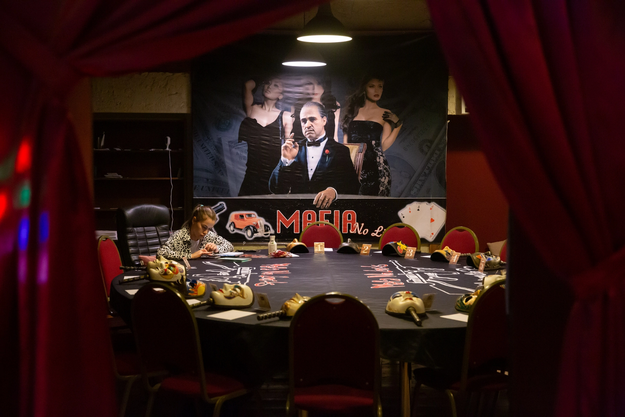 Арендовать Mafia No Limits (Мафиa Но Лимитс). Тематический лофт с большим круглым столом
