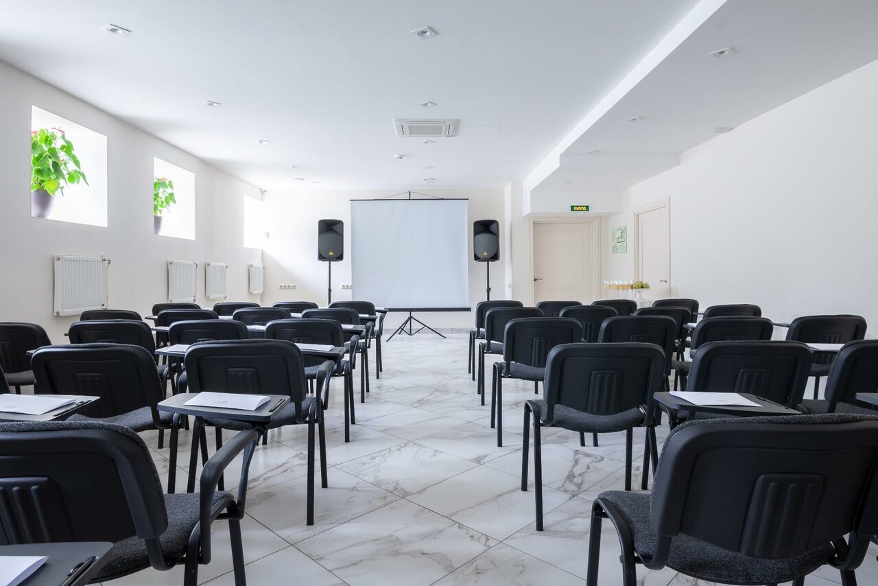 Арендовать Зал для собраний с хорошей акустикой 