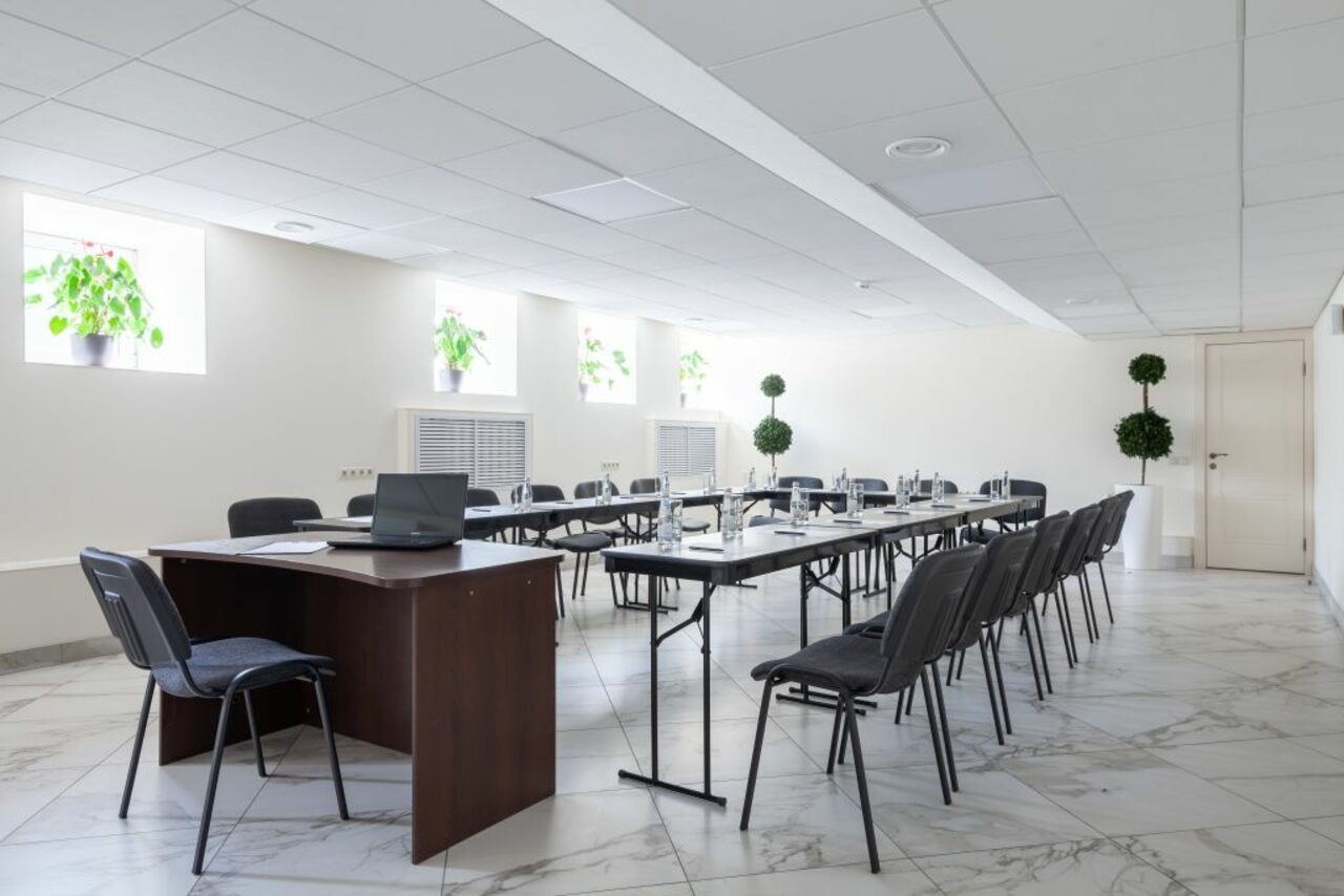 Арендовать Зал для собраний с хорошей акустикой 