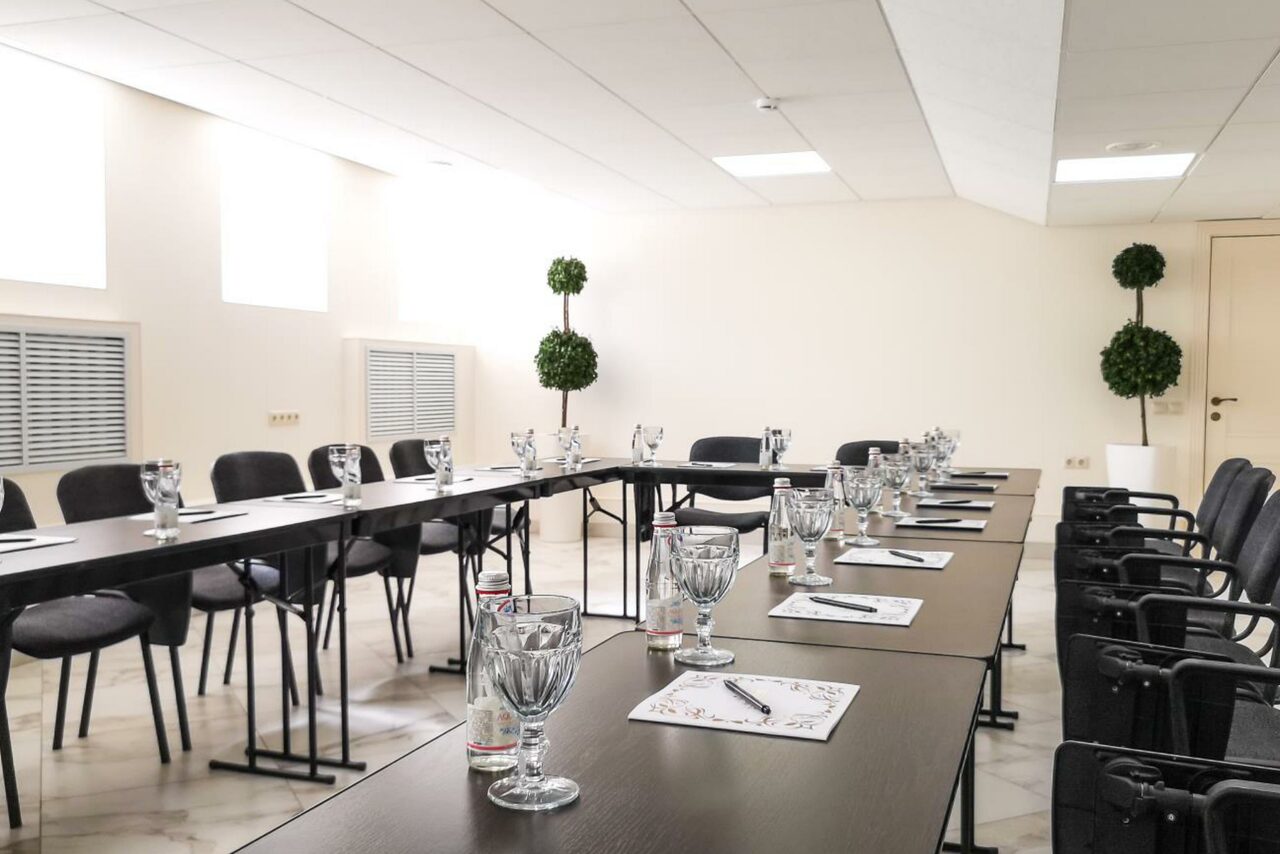 Арендовать Зал для собраний с хорошей акустикой 