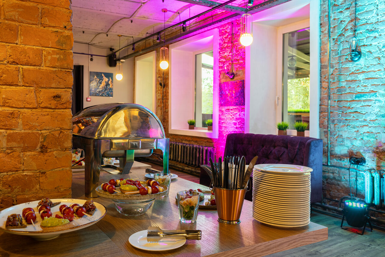 Арендовать Розенштейн. Уютный зал в стиле лофт 120 кв.м