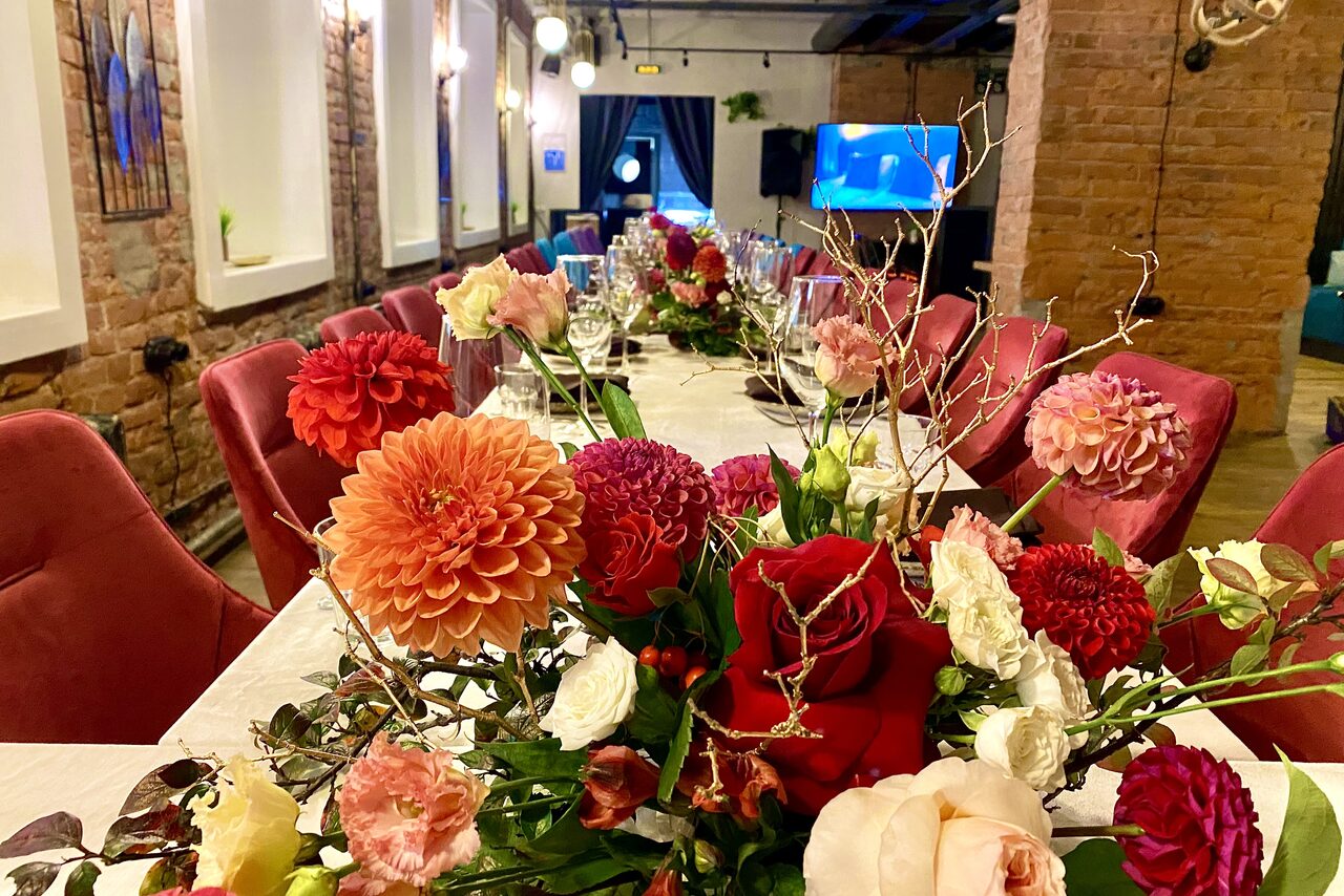 Арендовать Розенштейн. Уютный зал в стиле лофт 120 кв.м