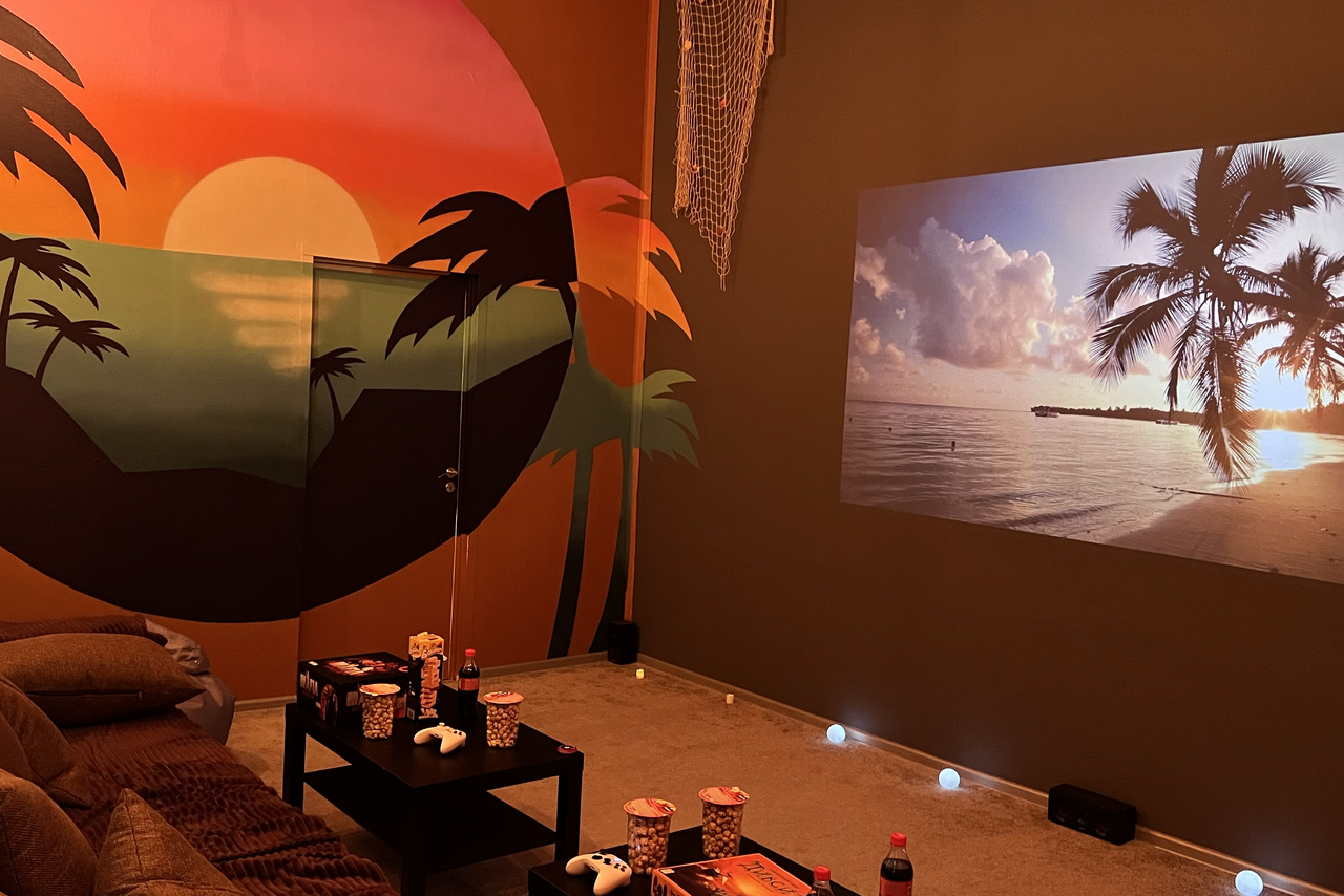 Арендовать Зал Ямайка. Лофт с большим диваном и экраном