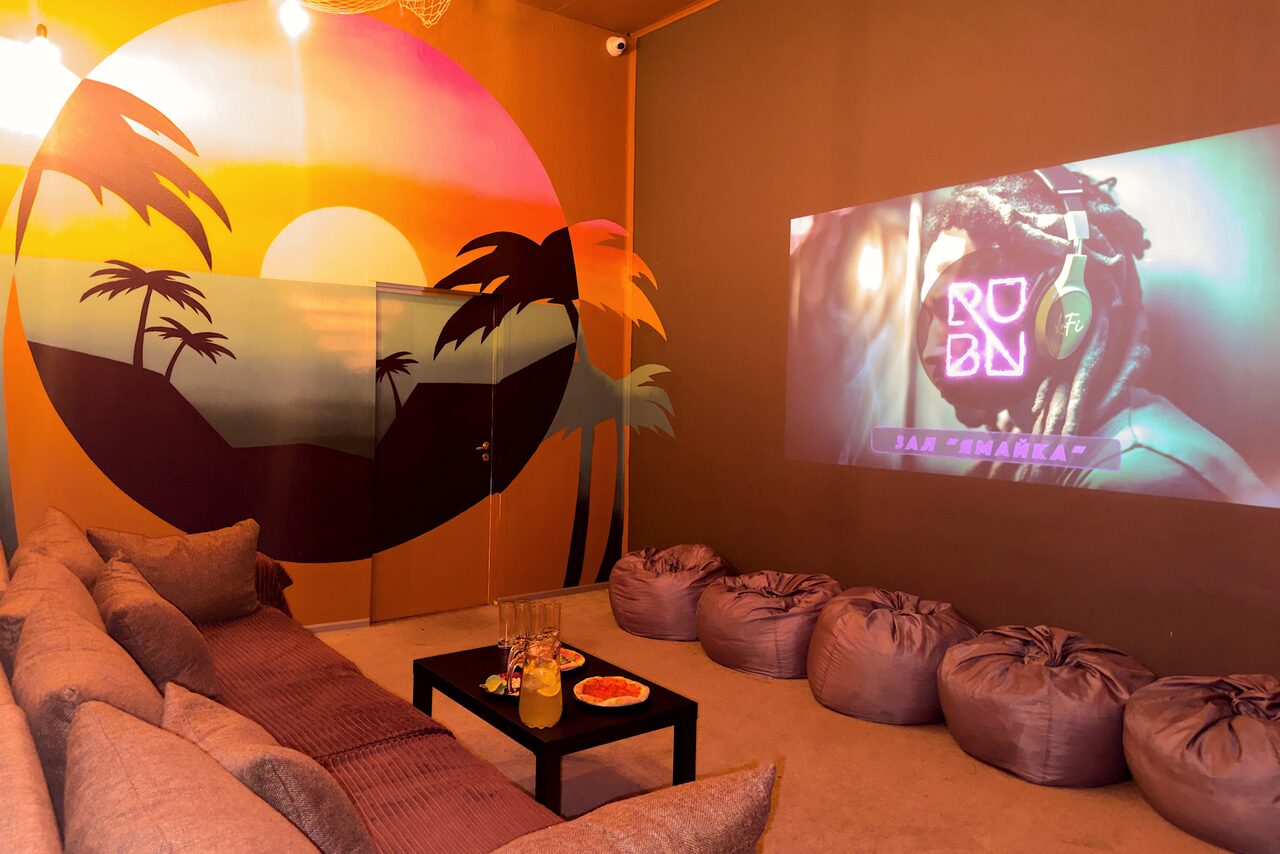 Арендовать Зал Ямайка. Лофт с большим диваном и экраном