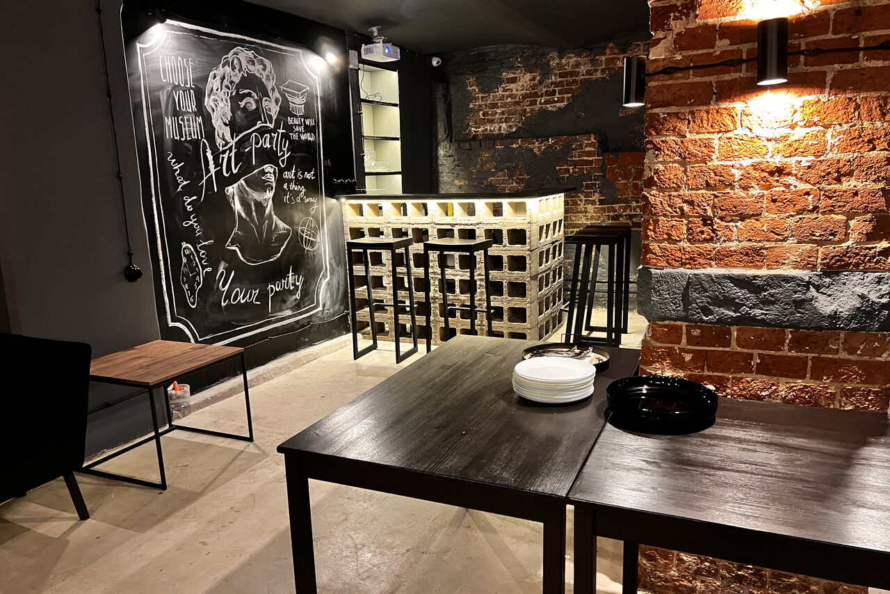 Арендовать Лофт-зал с грифельной стеной