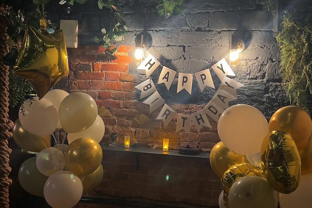 Арендовать Небольшая лофт-комната с растением 