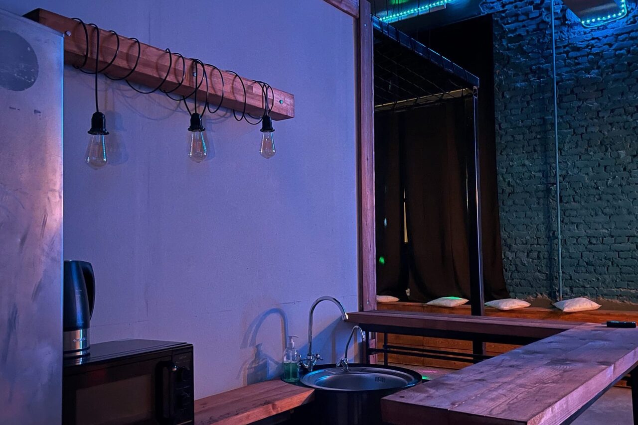 Арендовать Подъём. Просторный лофт с сеткой-гамаком