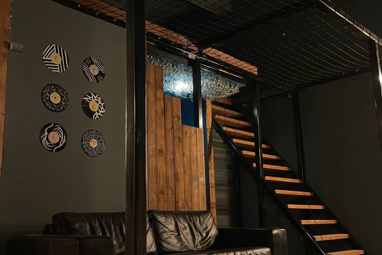 Арендовать Подъём. Просторный лофт с сеткой-гамаком