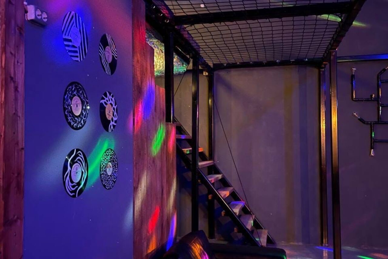 Арендовать Подъём. Просторный лофт с сеткой-гамаком