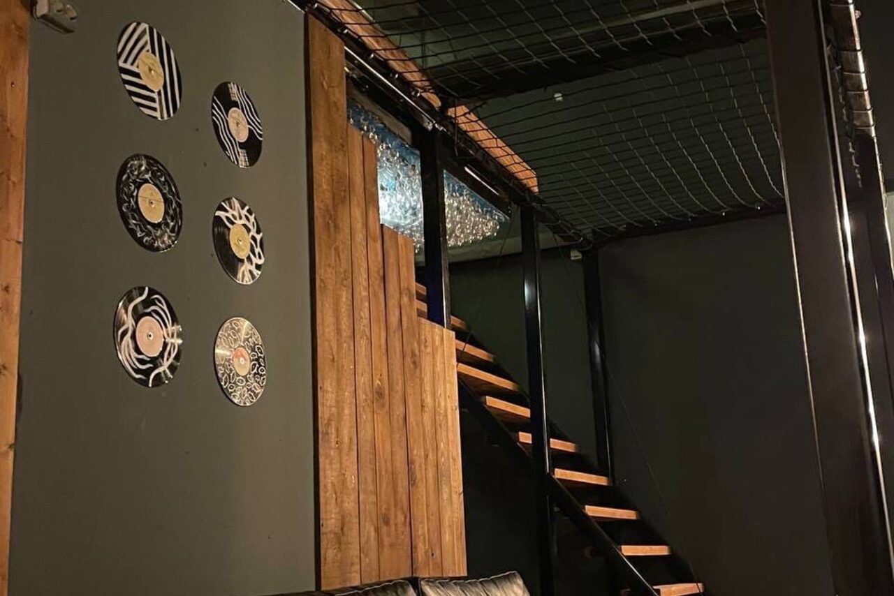 Арендовать Подъём. Просторный лофт с сеткой-гамаком